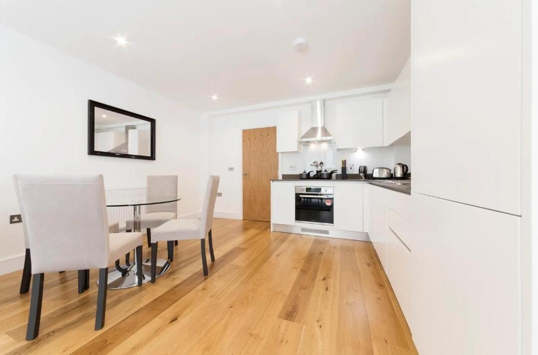 Large Modern 1 Bed Canary Wharf With Great Transport Links *