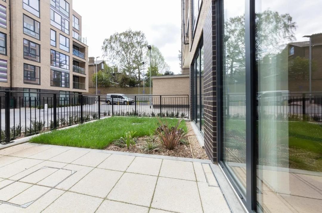 Large Modern 1 Bed Canary Wharf With Great Transport Links * Londra